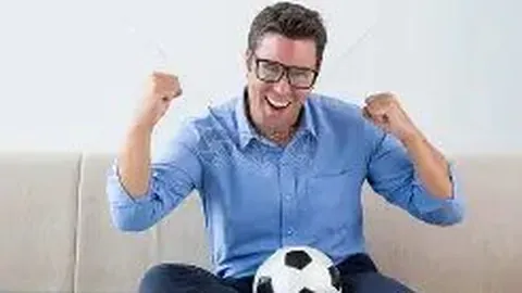 释小龙夜宵聚会，随性动作引关注，神秘女子相伴后排座位